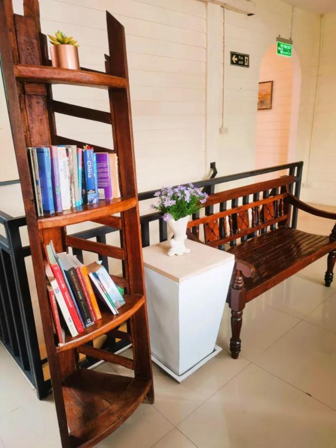 Back Home Backpackers Hostel Bangkok Exterior photo