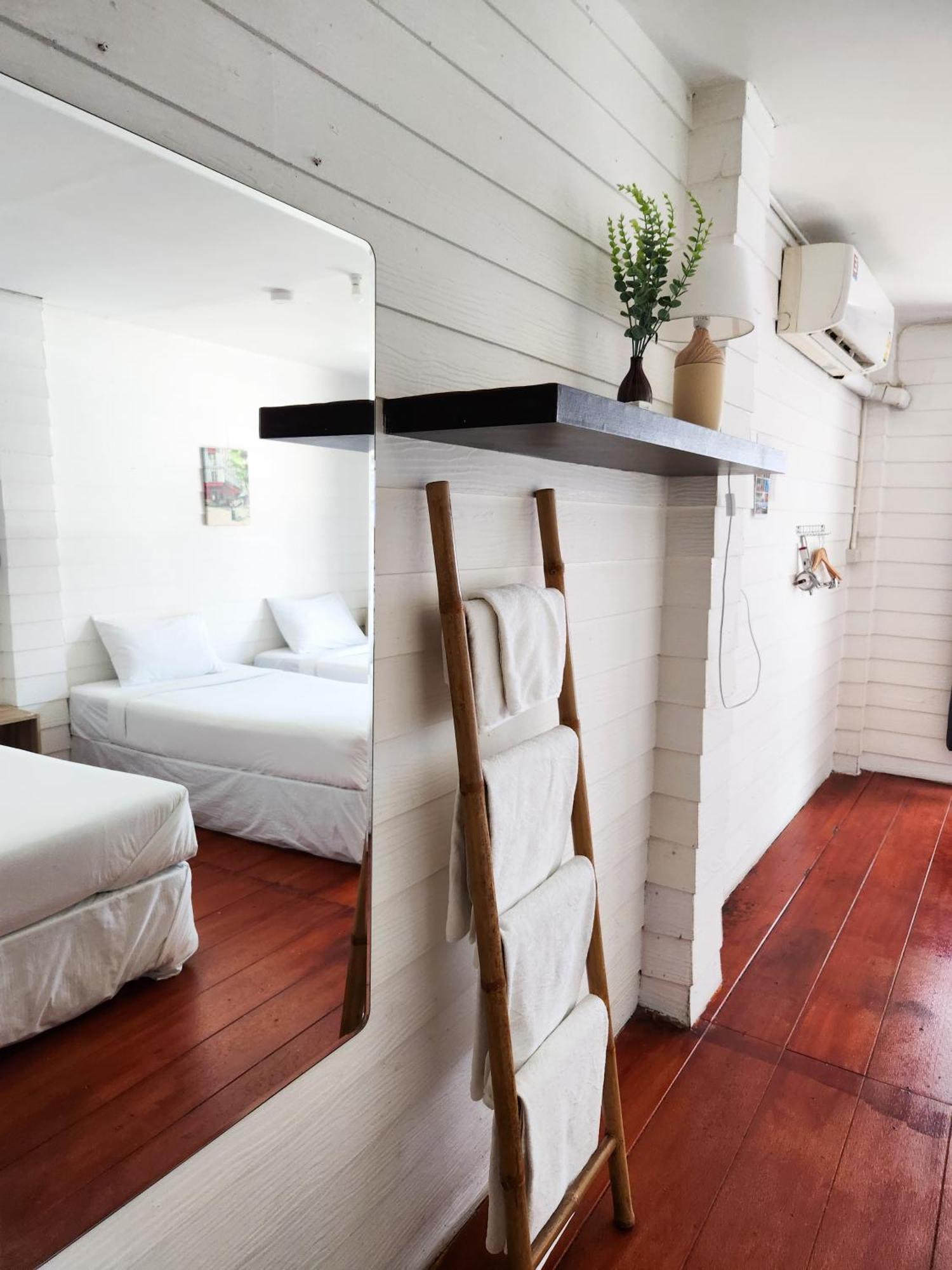 Back Home Backpackers Hostel Bangkok Exterior photo