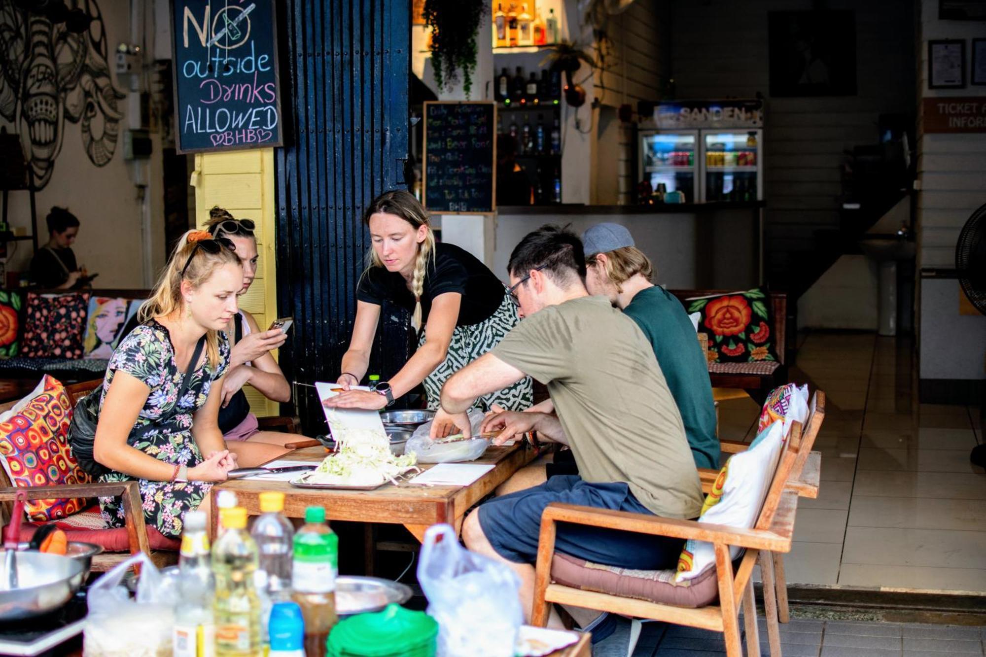 Back Home Backpackers Hostel Bangkok Exterior photo