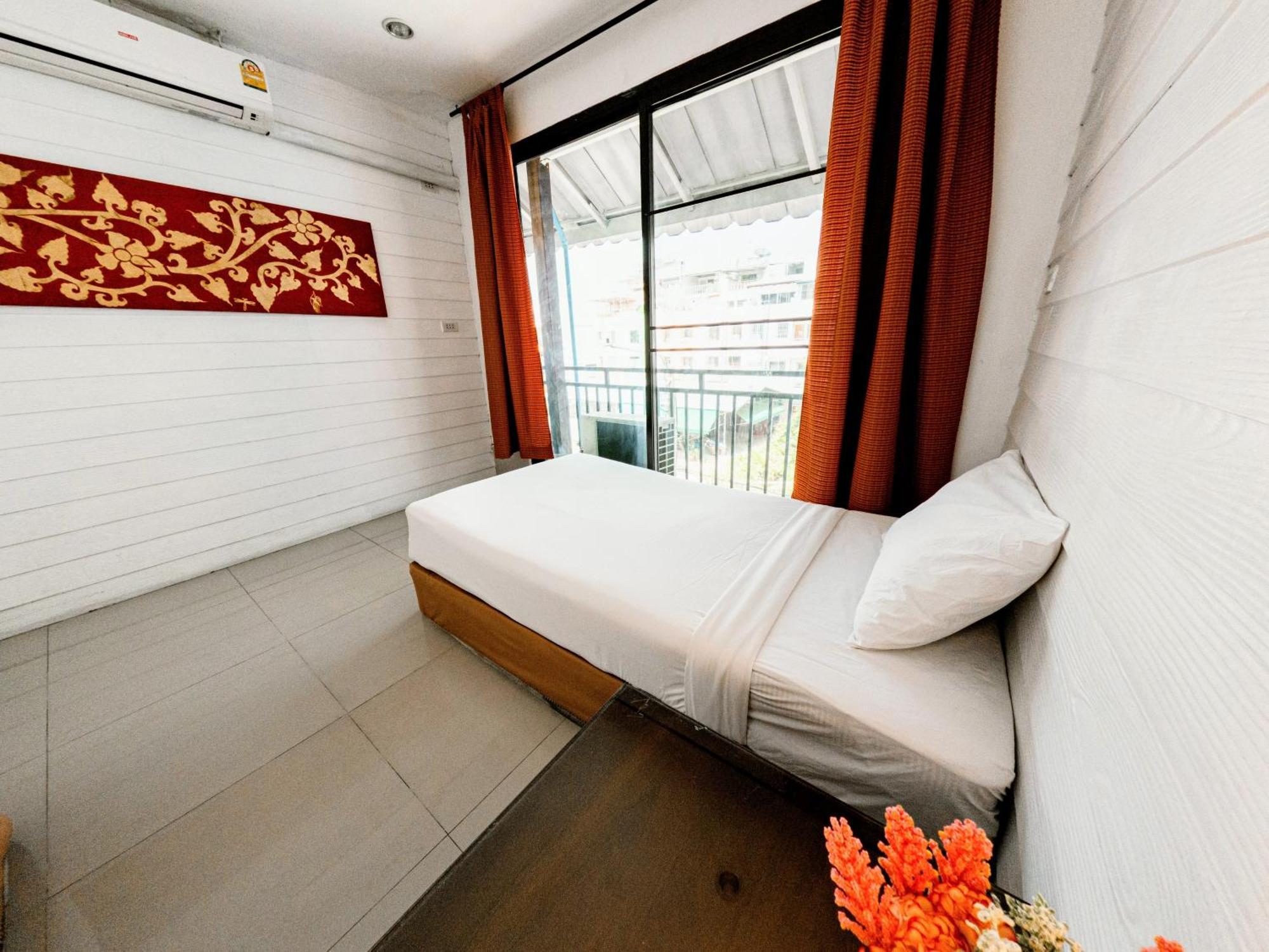 Back Home Backpackers Hostel Bangkok Exterior photo