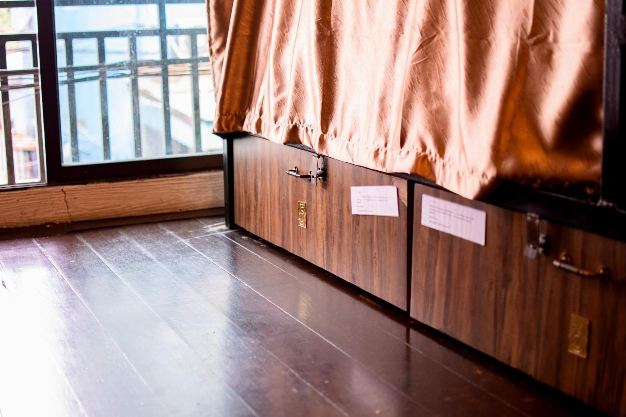 Back Home Backpackers Hostel Bangkok Exterior photo
