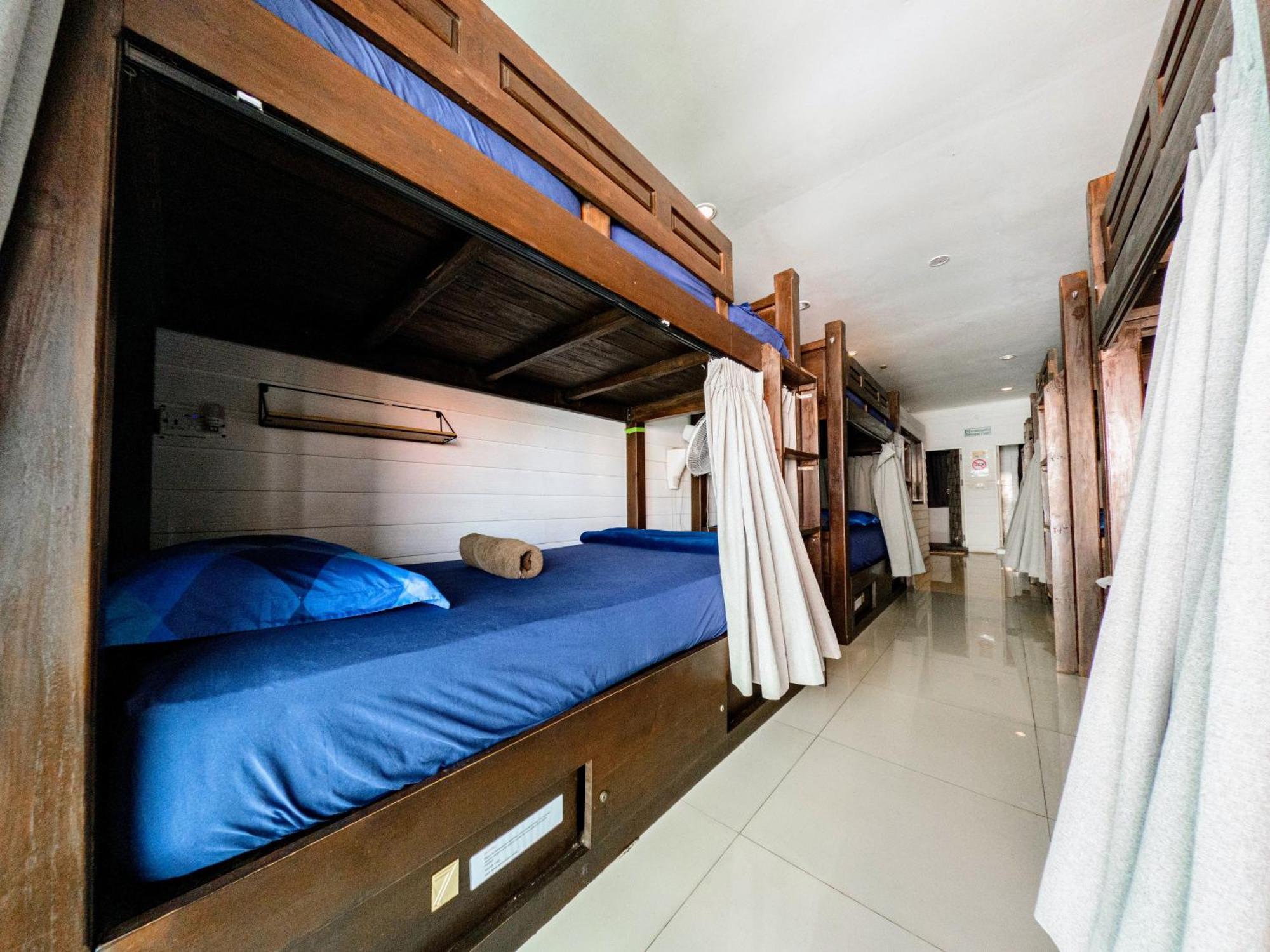 Back Home Backpackers Hostel Bangkok Exterior photo